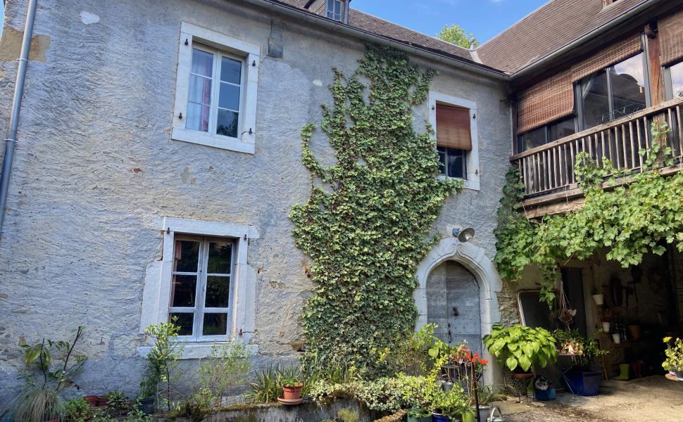 Superb ferme a quatre corps dans les vignes de Jurancon